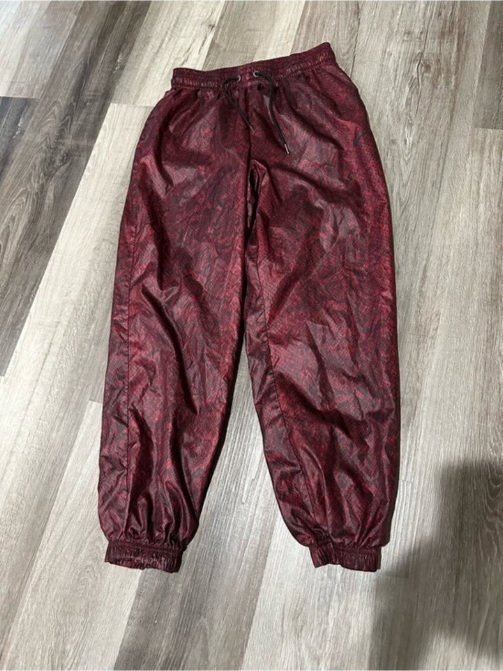 Nike Women’s Size Small Burgundy Snakeskin Print Jogger Pants Y2K Streetwear - Picture 3 of 8